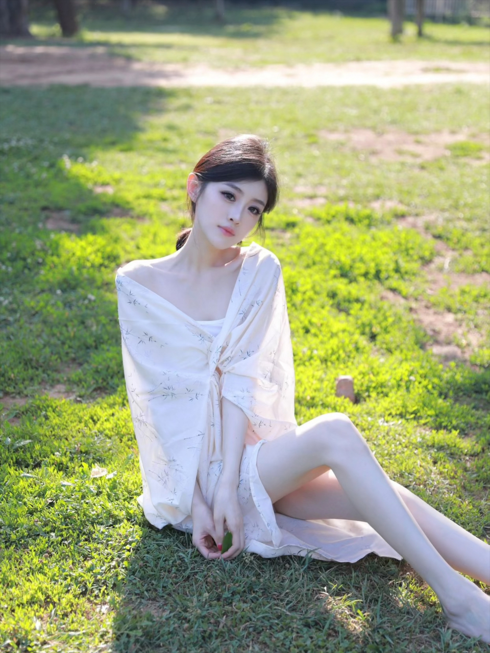 美女,穿裙子坐在草地上不扎吗?#美女