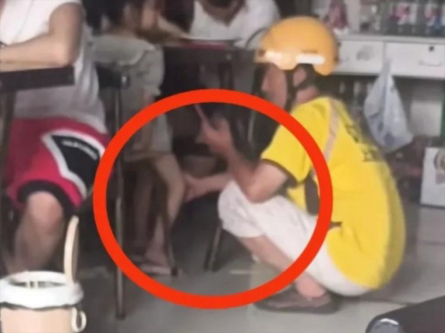 近日,"外卖员疑似偷摸小女孩"事件引发广泛关注和热议!