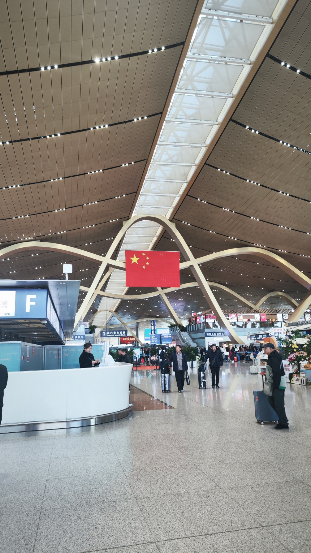 走啊走,走啊走,昆明长水国际机场登机口果然是江湖传说中的远远远