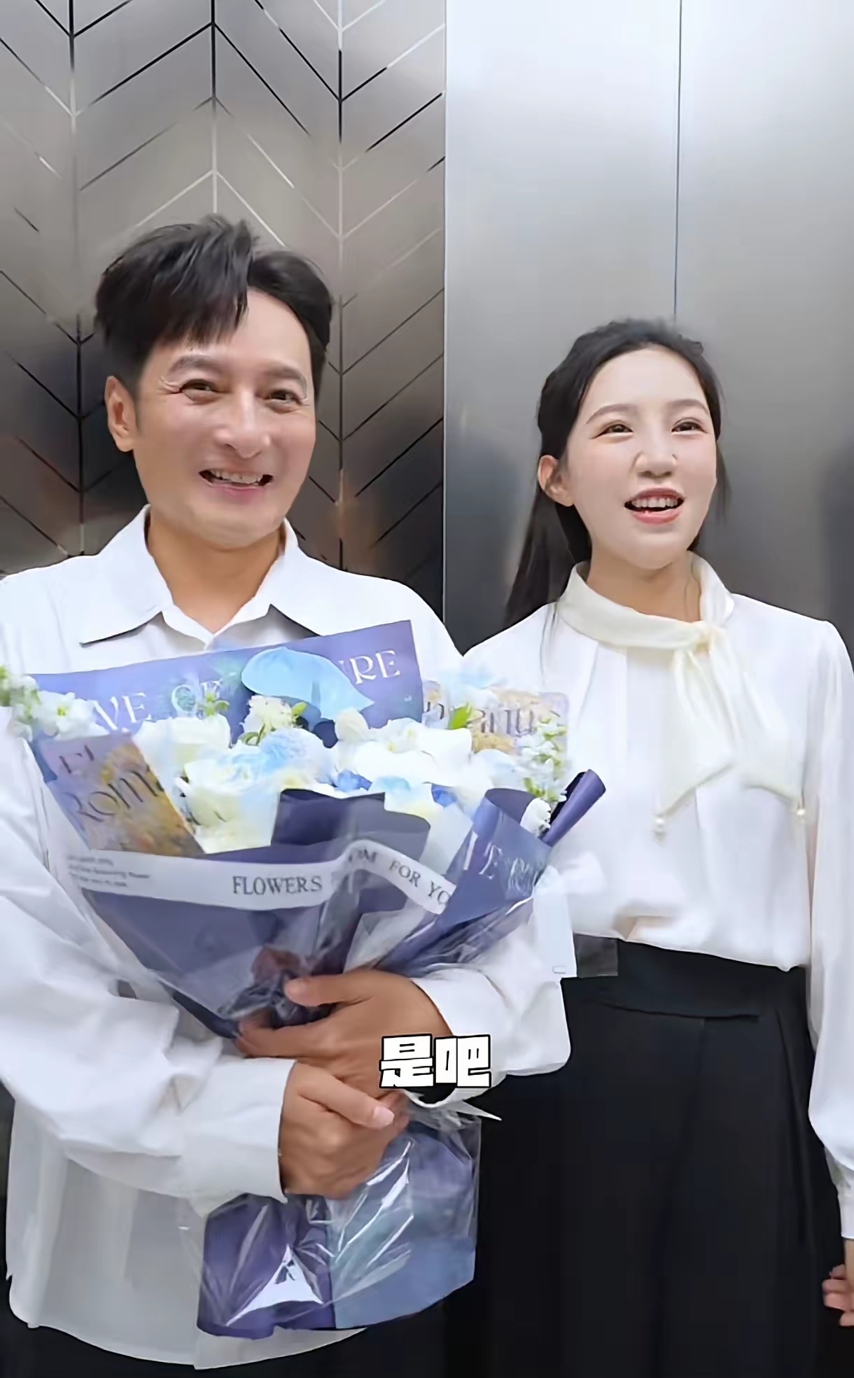 麦小登刚出月子就忙着复工,还把李维嘉请来了