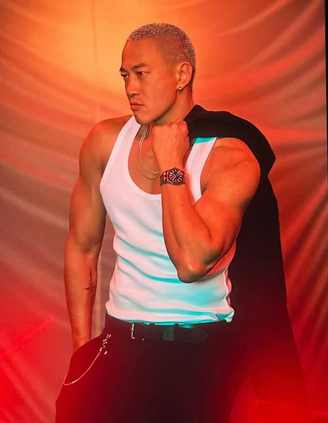 不过,在这部剧中,怎么感觉何润东越老越逗比呀,以前都是演高富帅