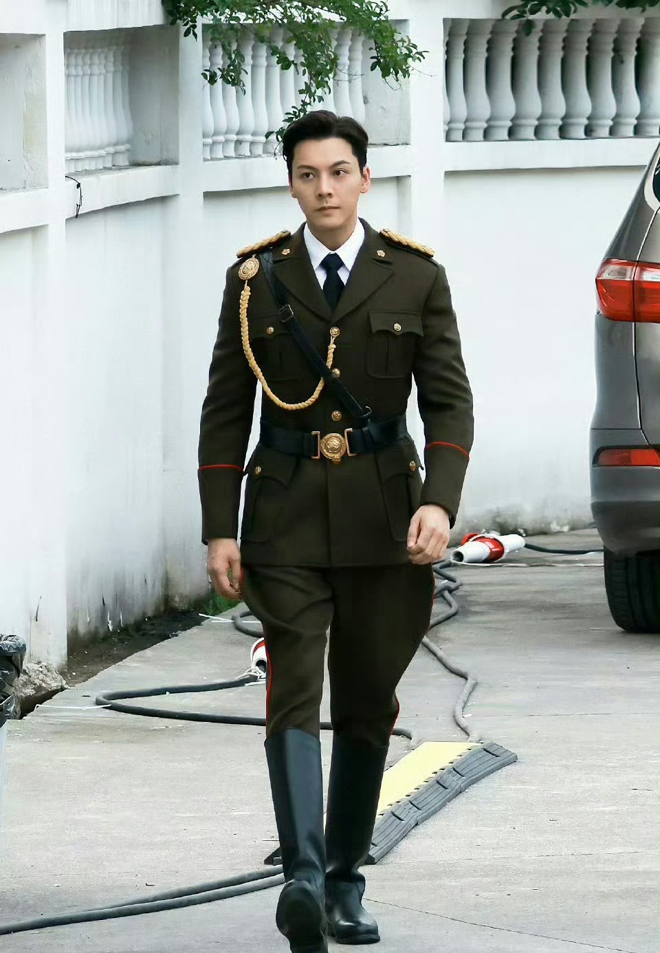 陈伟霆新剧的军装造型一亮相,瞬间梦回《老九门》,这氛围感就是实打实