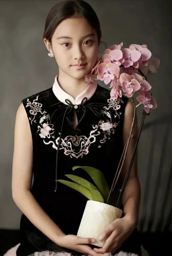 她应该是星二代中,长相最俊俏的一位女孩吧