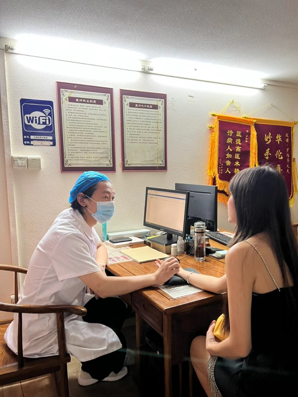 等男朋友下班,无聊到处闲逛,看到走廊挂个牌子,顺手拍下来,回去坚持用