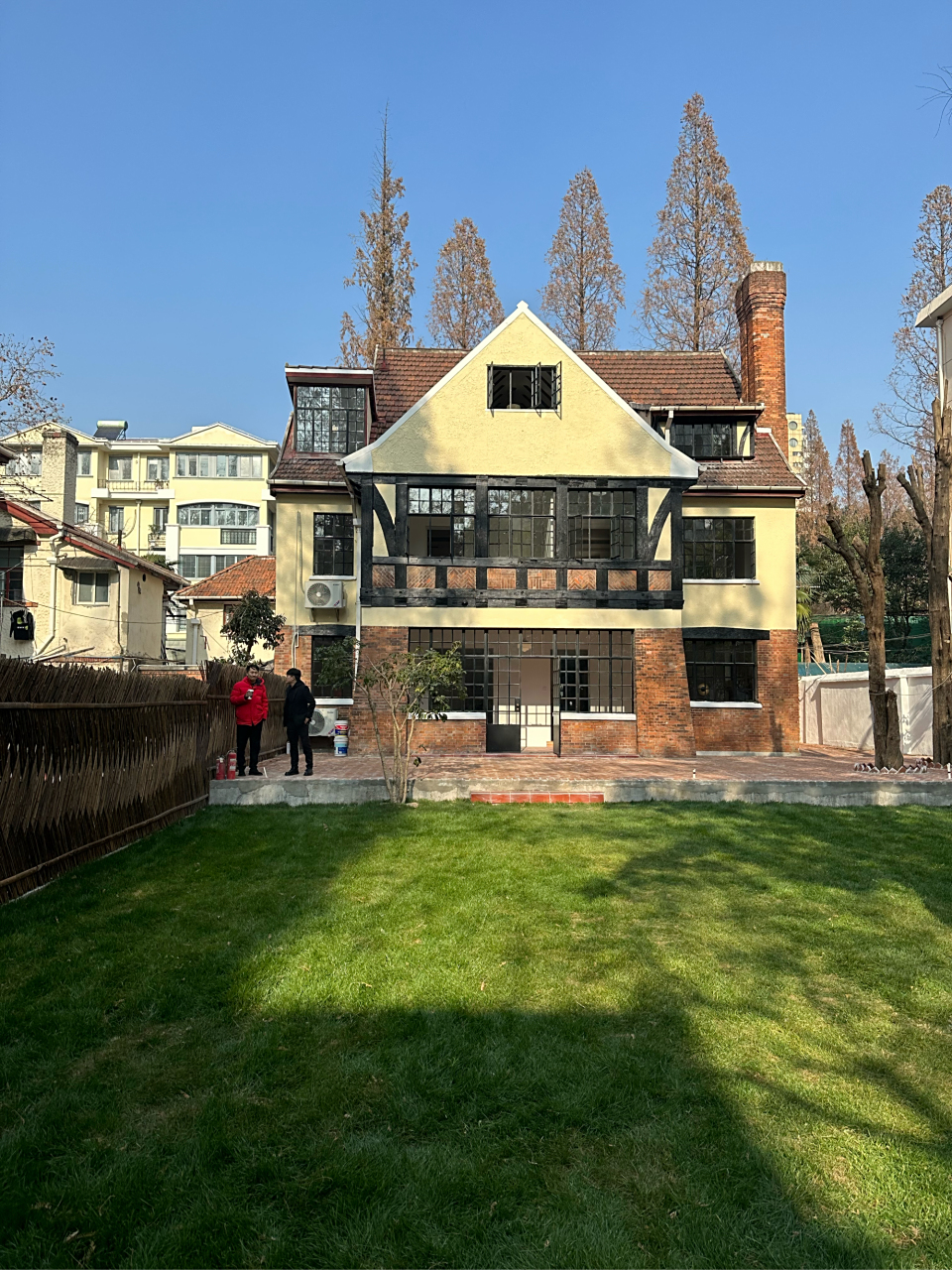 上海新华别墅,某董事长90多岁的英式花园别墅.  上面文字你看了两遍?