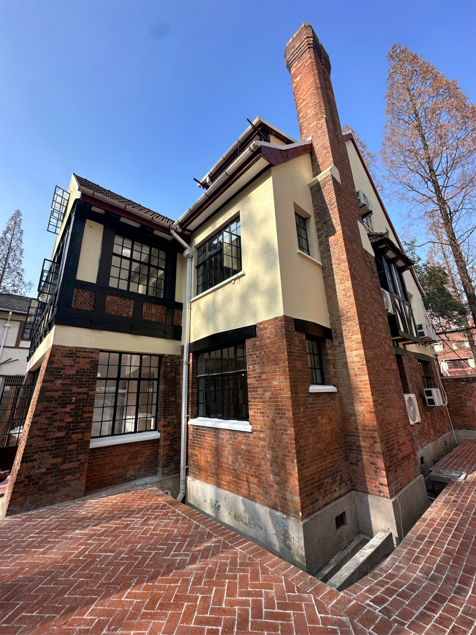 上海新华别墅,某董事长90多岁的英式花园别墅.  上面文字你看了两遍?