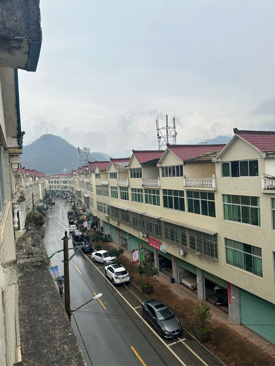 江西上饶农村生活,家家户户住百万联排别墅,地上三层有阁楼,现在农村