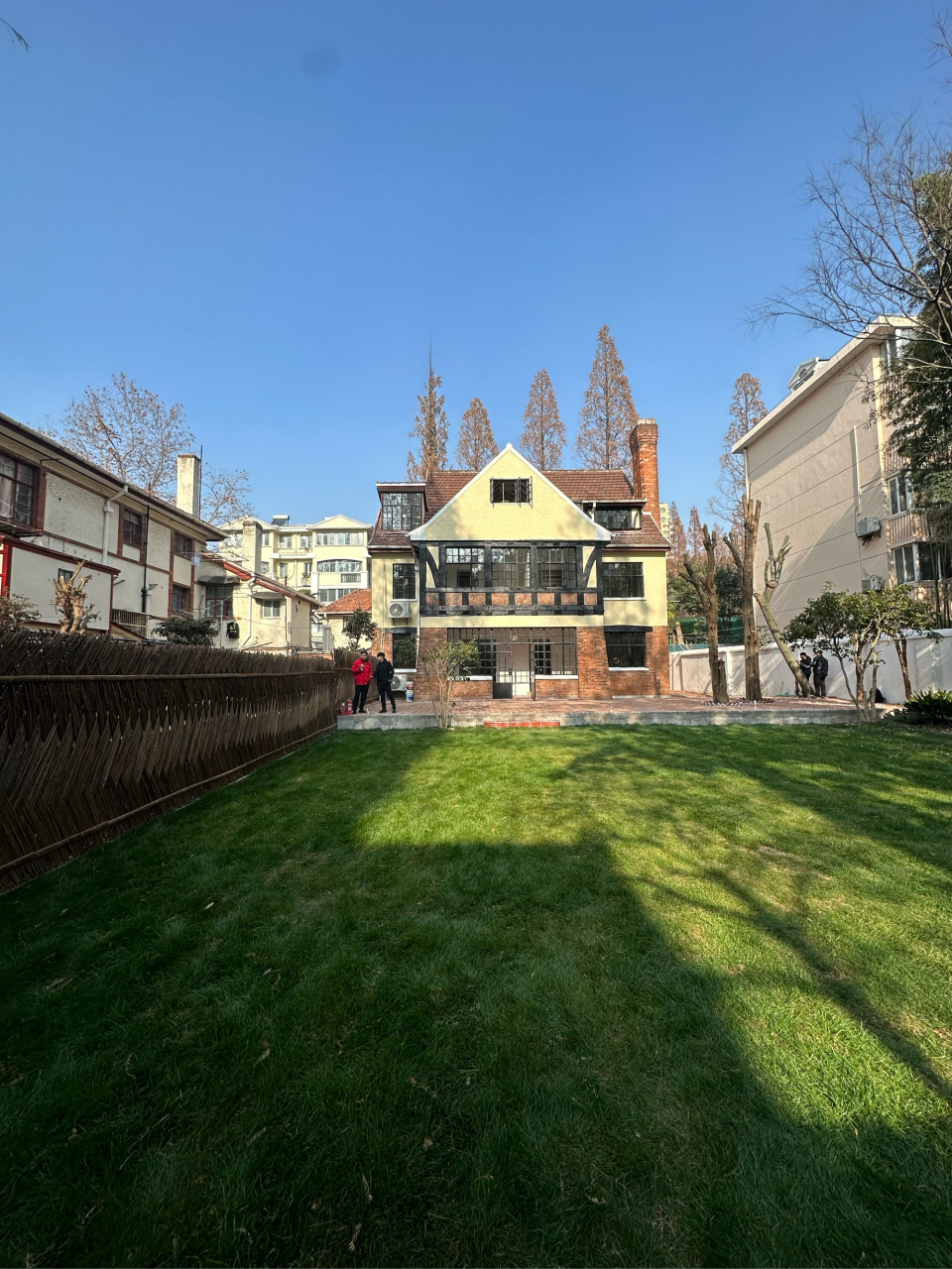 上海新华别墅,某董事长90多岁的英式花园别墅.  上面文字你看了两遍?