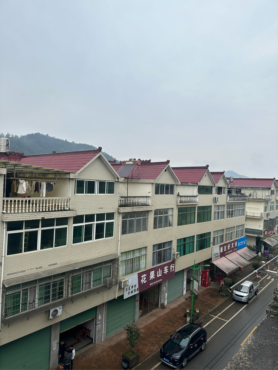 江西上饶农村生活,家家户户住百万联排别墅,地上三层有阁楼,现在农村