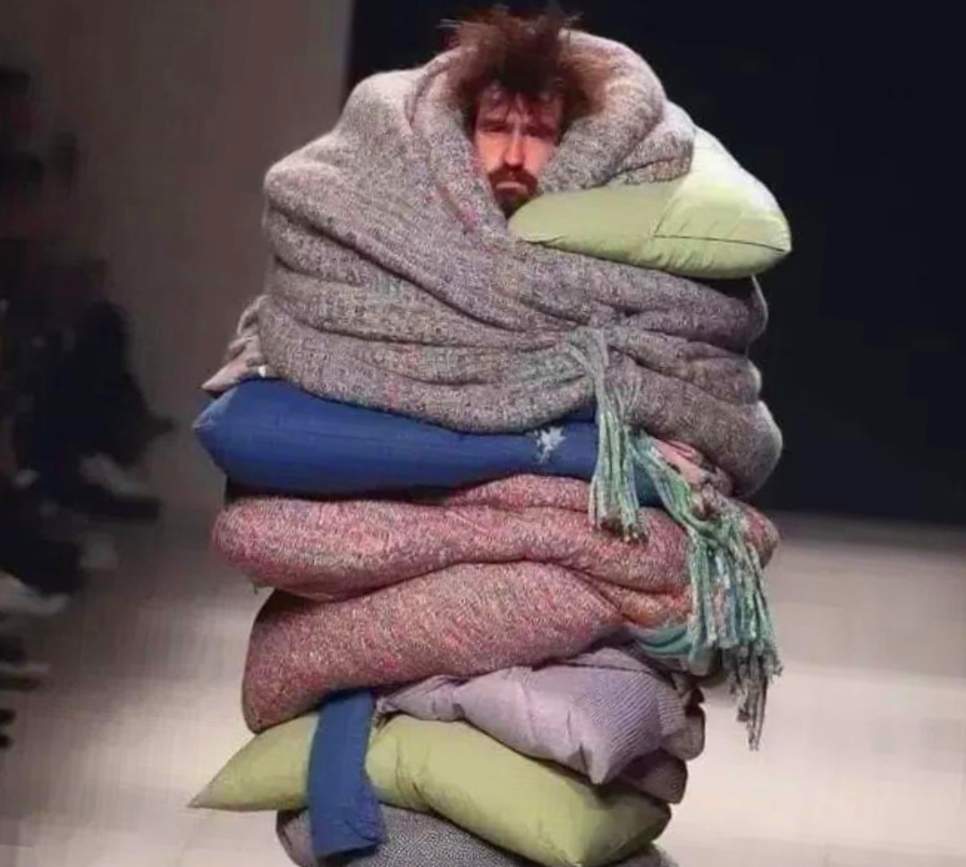 前有裹着被子的时装秀,后有泡面服,我真服了可以做出这个的设计师!
