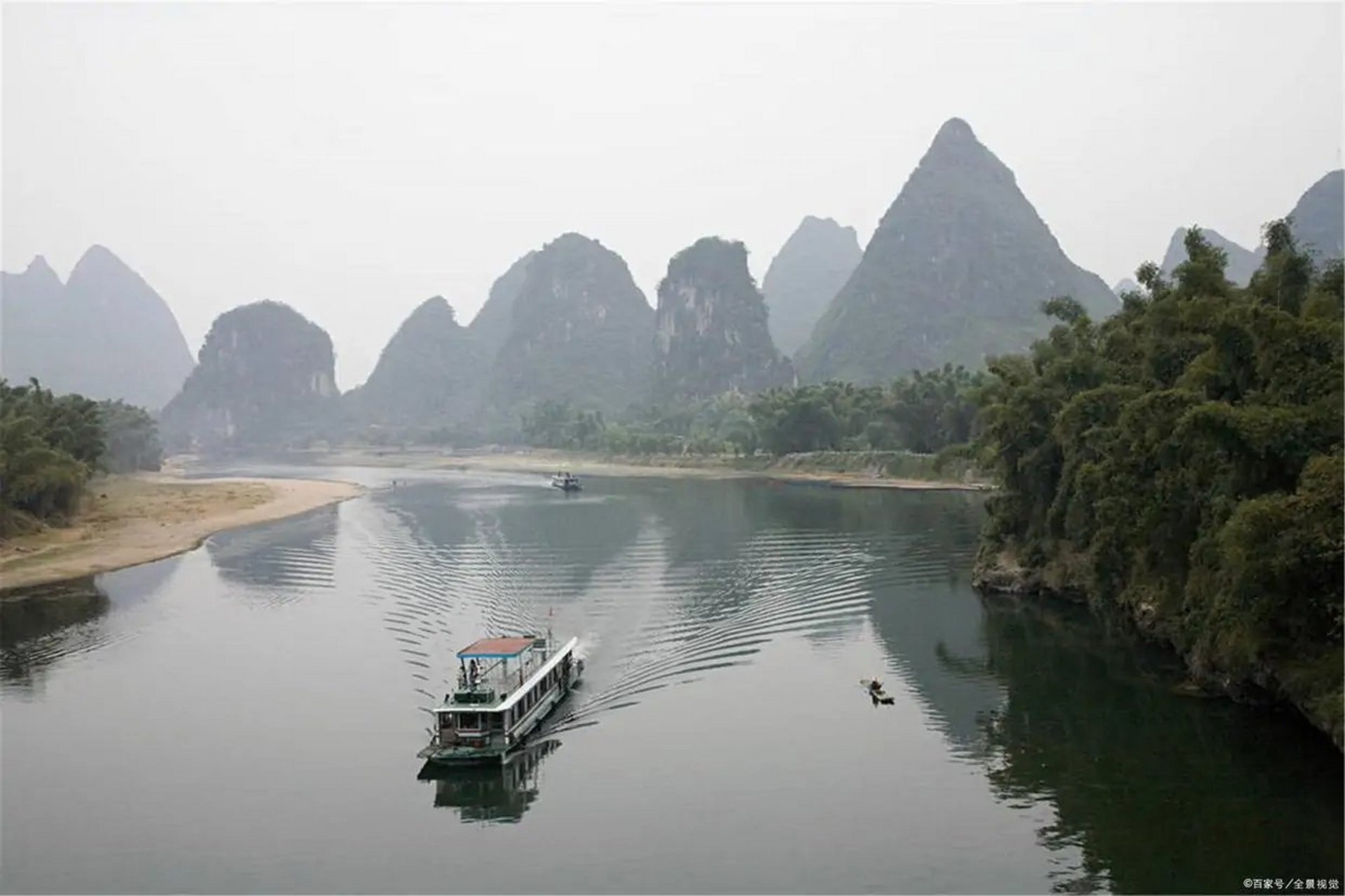《送魏二》唐. 王昌龄  醉别江楼橘柚香, 江风引雨入舟凉.