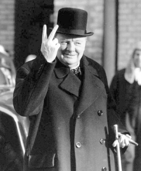 我们今天拍照也多用此手势,以表达我