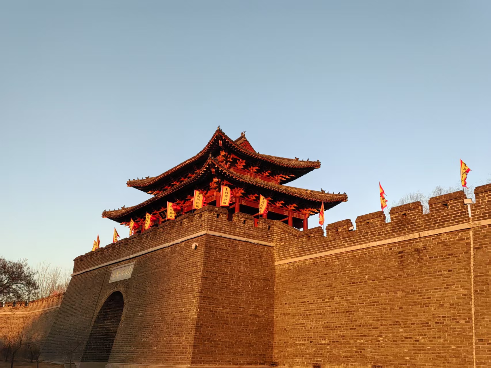 东阿影视城,在朝阳下看到了别样美,愿美好可以遇到
