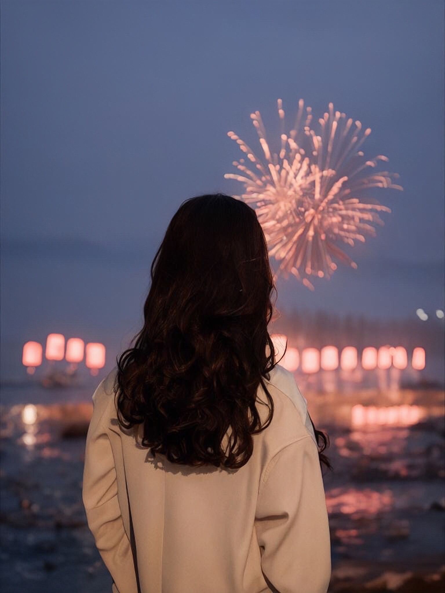 神秘的白衣女子图片