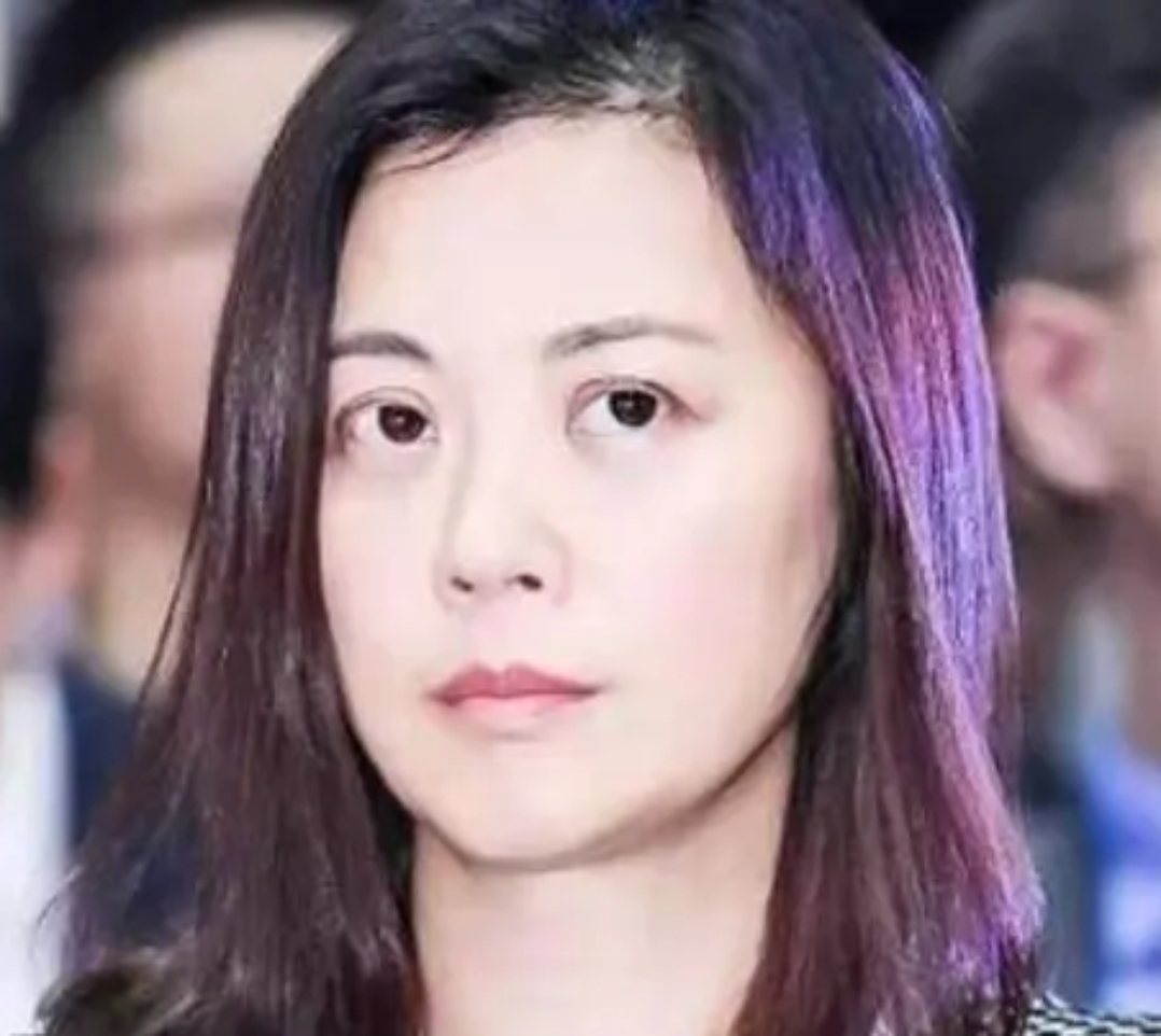 2004 年,央视的"荧幕明珠"姜丰,为嫁英国富商,果断舍弃国籍,一心憧憬
