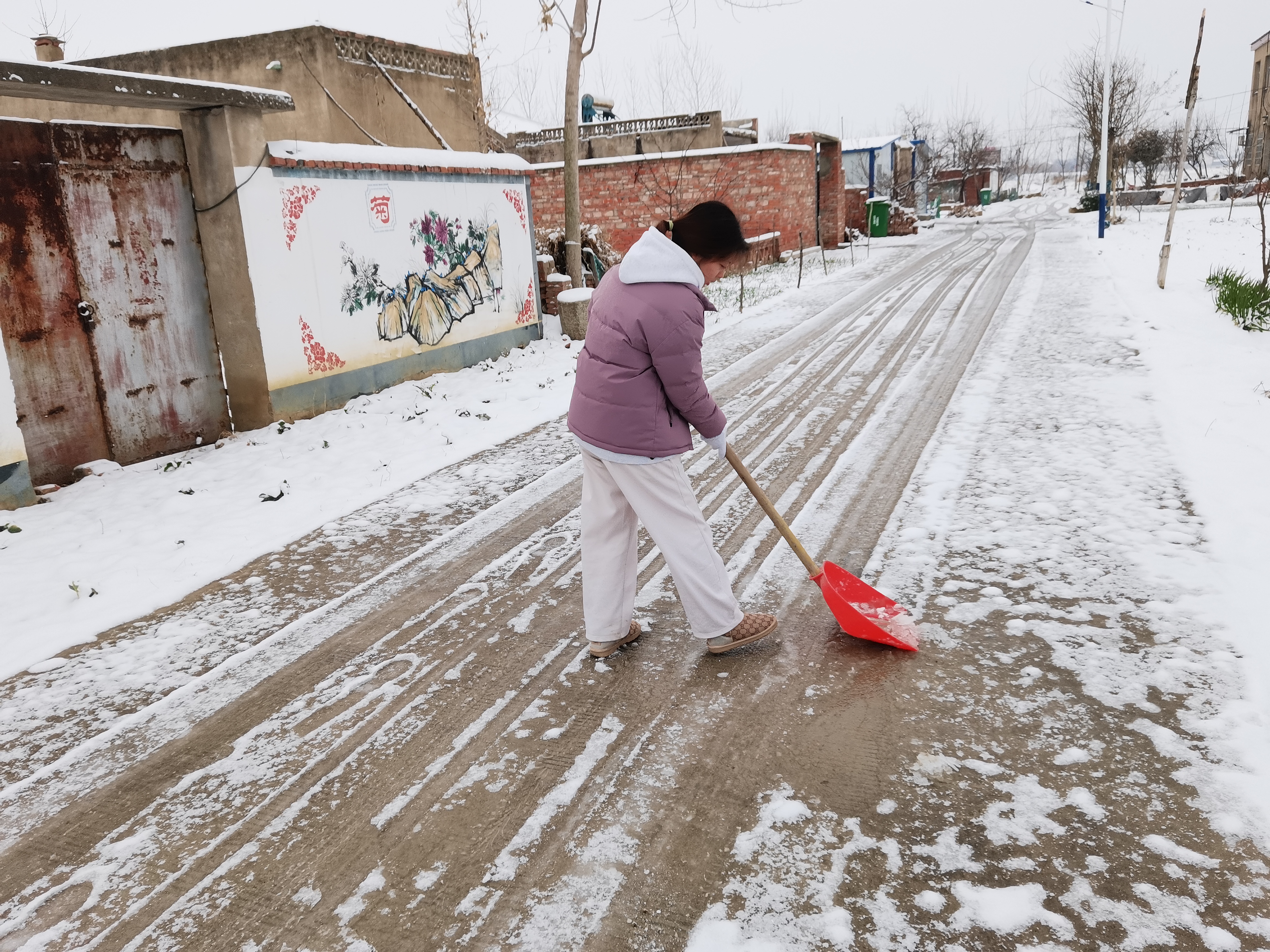 个人除雪照片图片