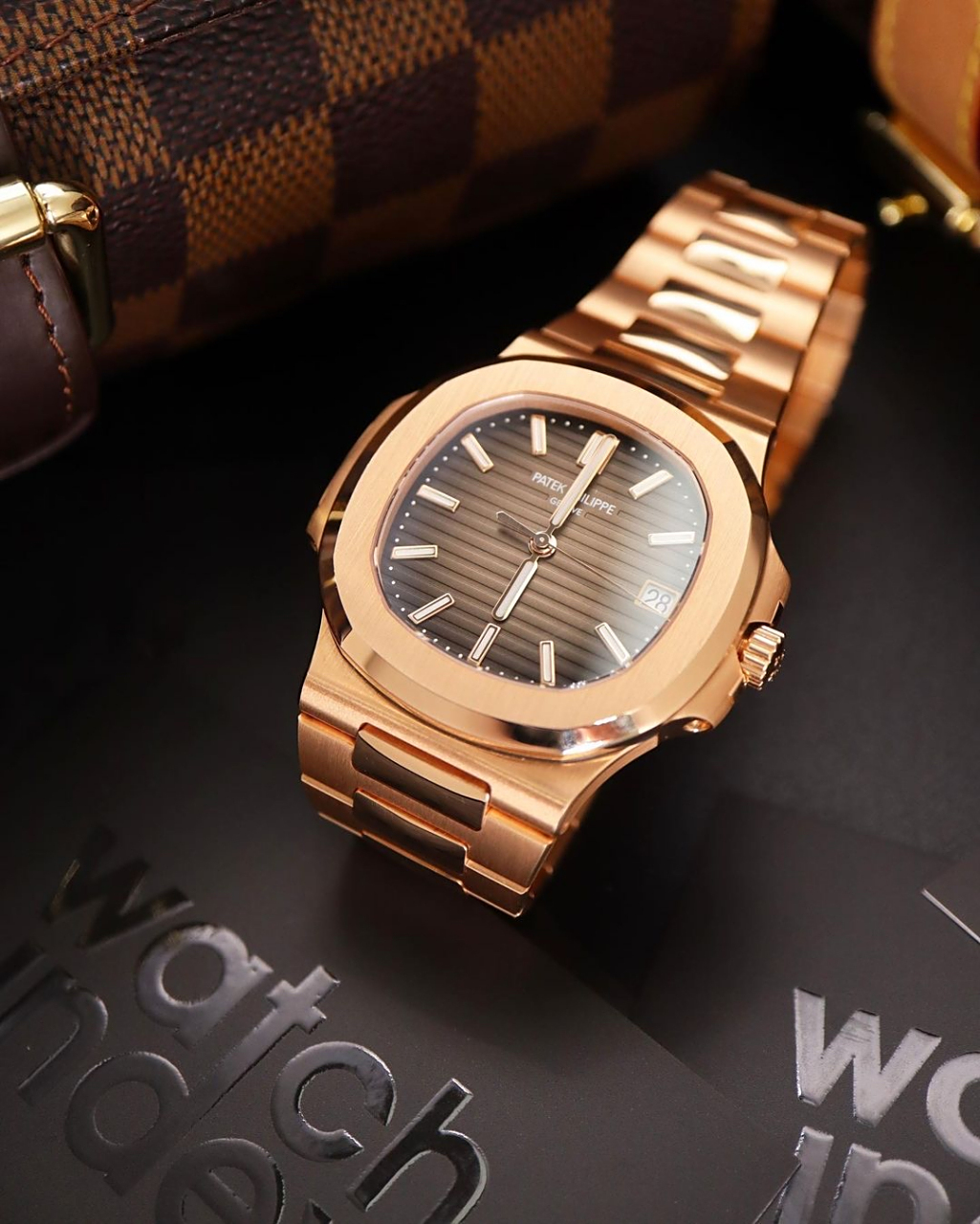 太低调的金表百达翡丽5711,鹦鹉螺里最经典的一块.基础三针简洁大方.