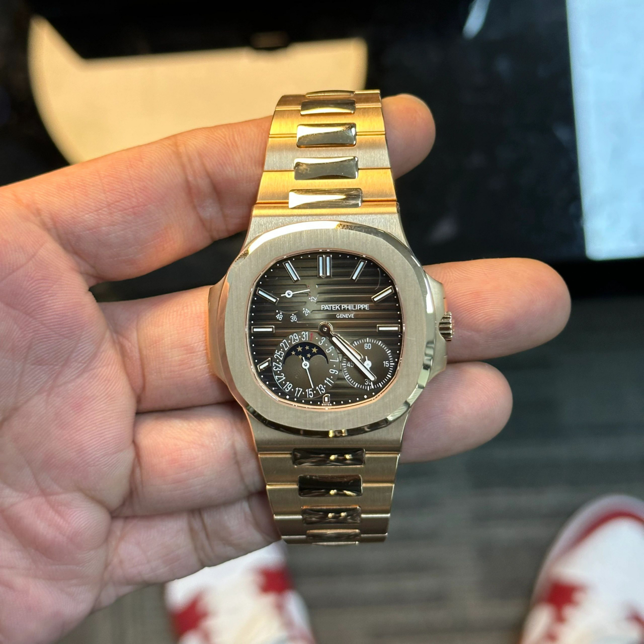 年度最火全金明星鹦鹉螺,百达翡丽运动优雅系列5712r,棕色日辉纹渐变