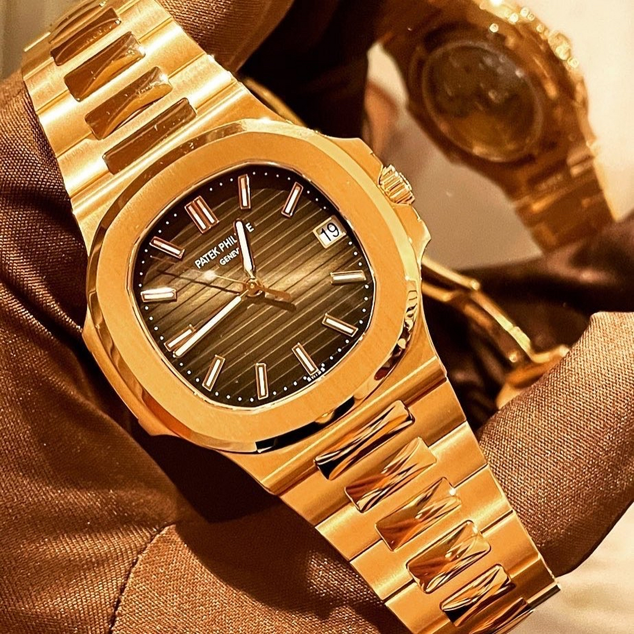 太低调的金表百达翡丽5711,鹦鹉螺里最经典的一块.基础三针简洁大方.