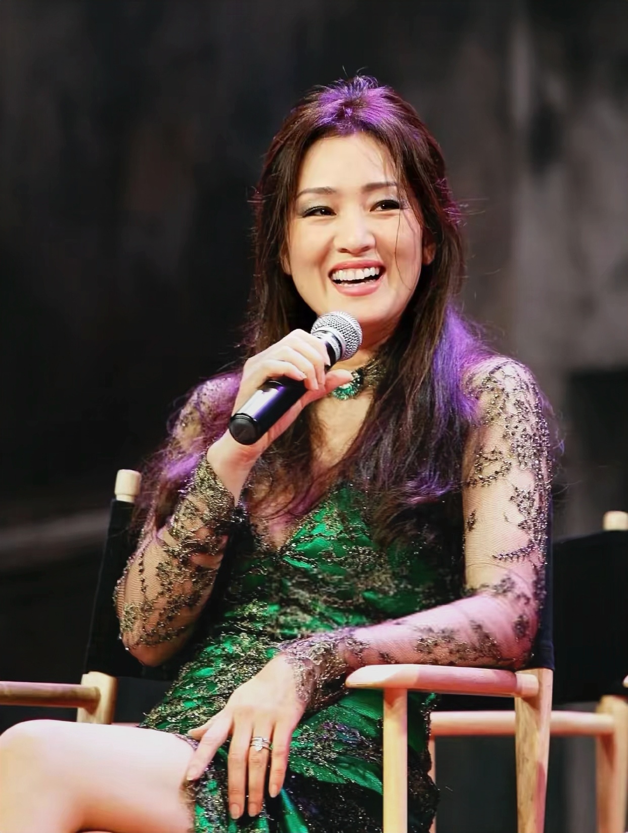 巩俐的确是当之无愧的女神.她的美历经岁月的沉淀,愈发醇厚