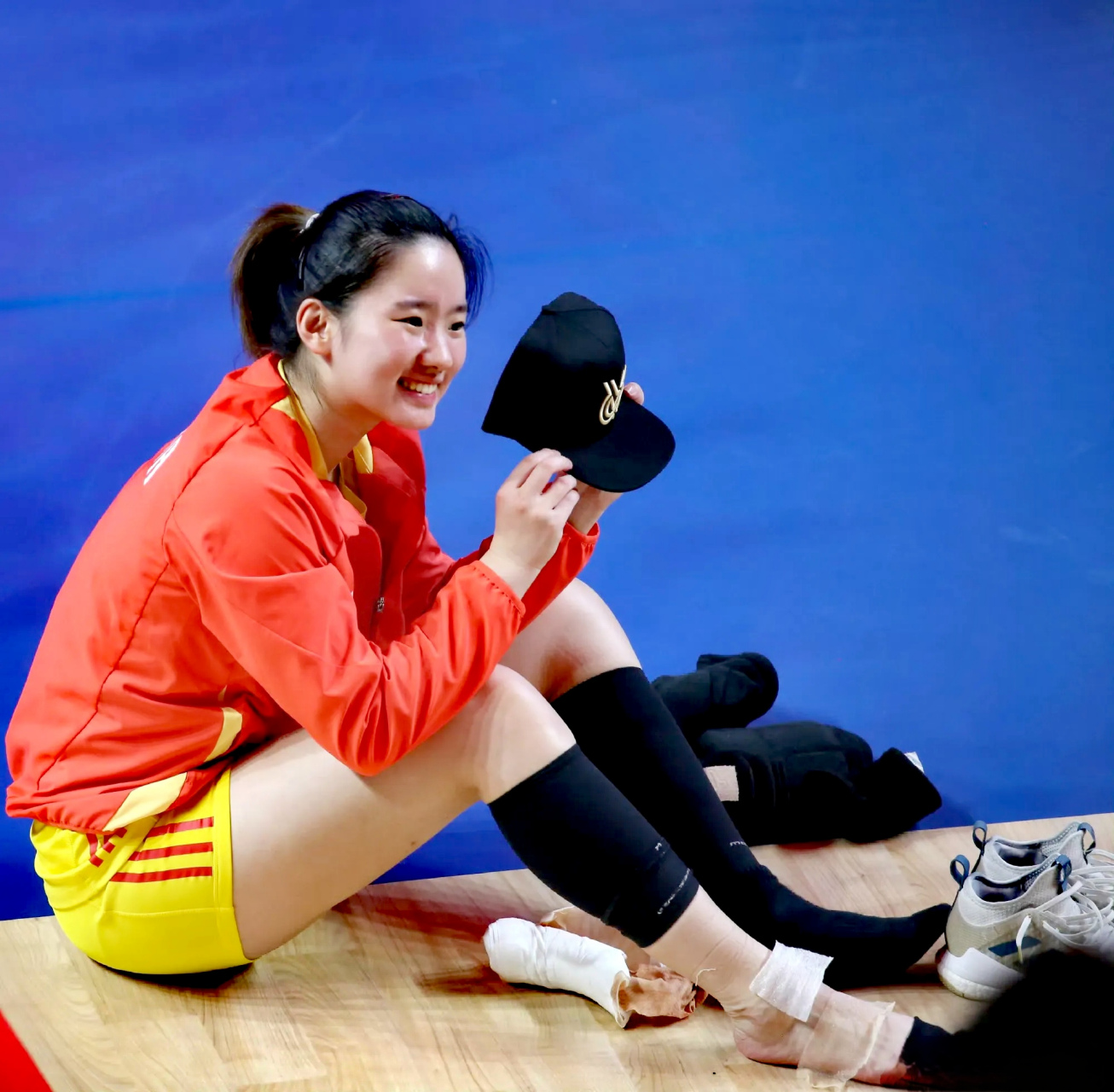 中国女排自由人倪非凡可爱至极,虽然现在比赛机会少,但年轻.