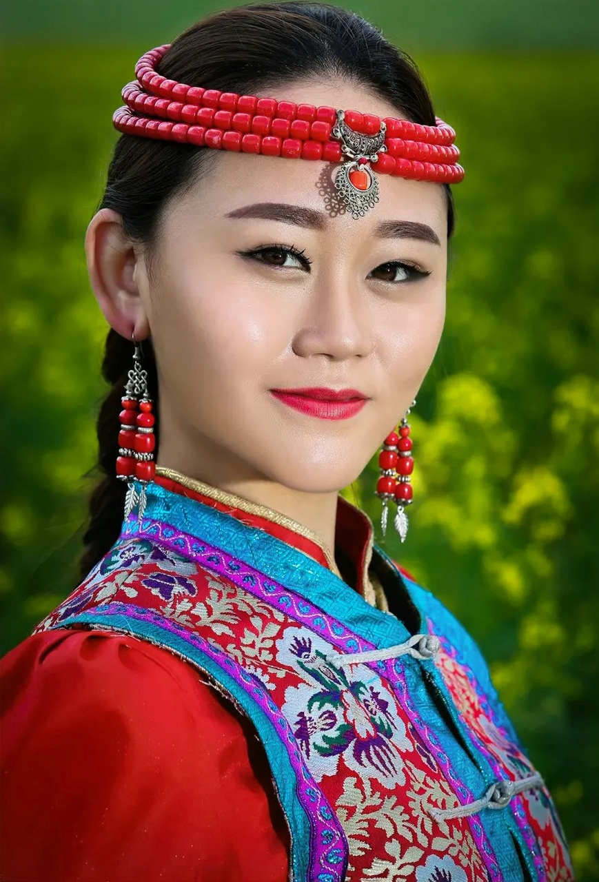 蒙古女子以其独特的审美和时尚感知,巧妙地将民族服装的经典元素与