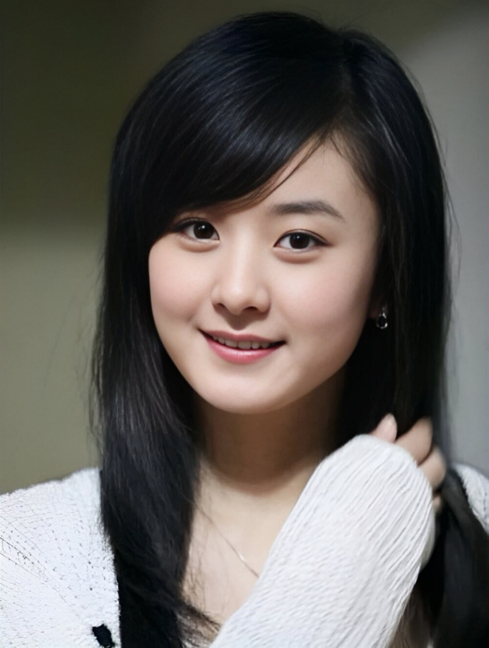 刚出道时的赵丽颖,面容青涩,眼神充满对未来的憧憬,演技虽略显稚嫩,但