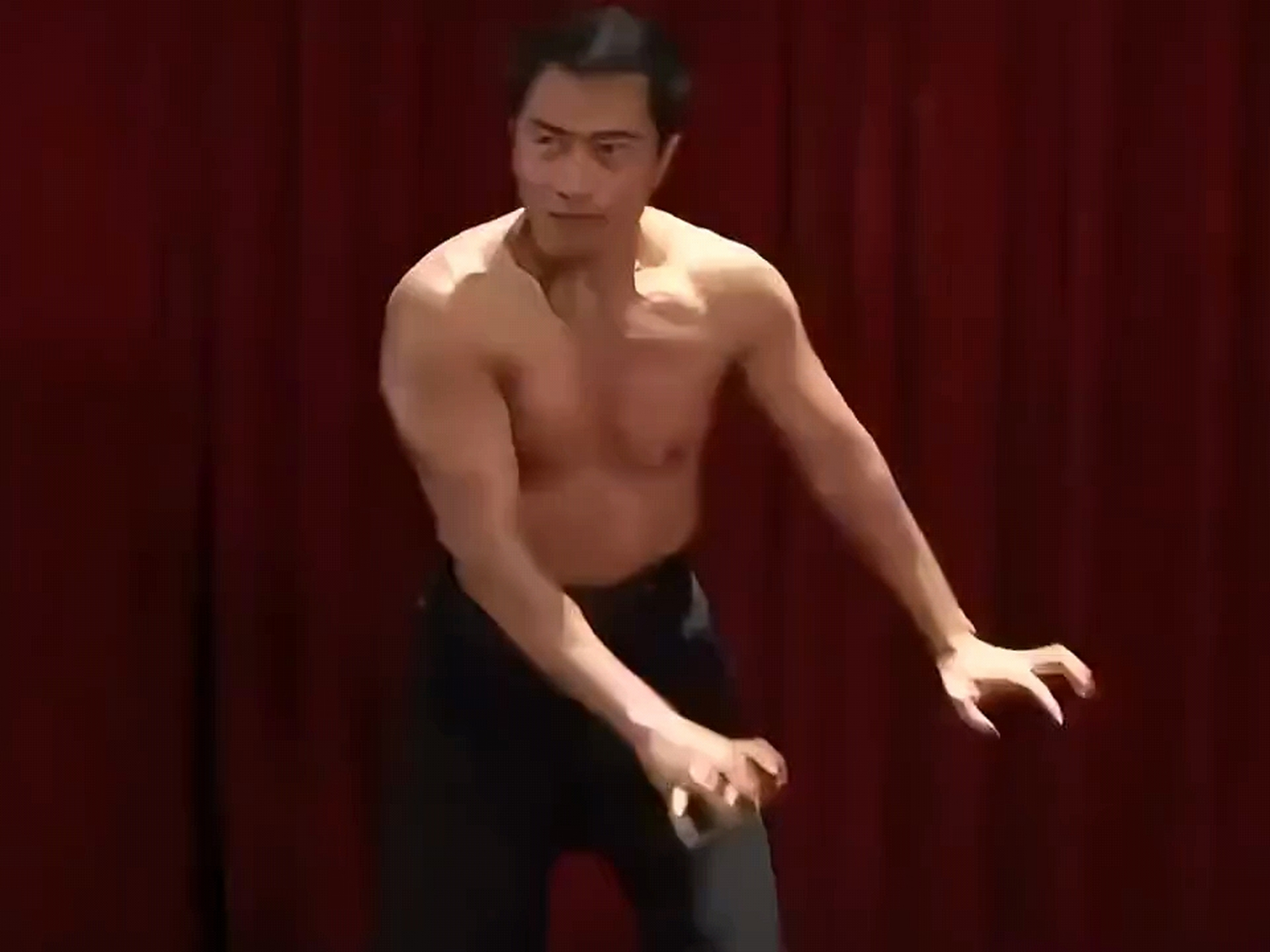 根据资料显示,戚冠军出生于1950年,22岁闯入功夫电影行业,乃是跟成龙