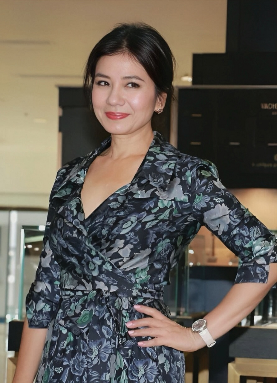 钟楚红,1960 年 2 月 16 日生于香港,祖籍广东.