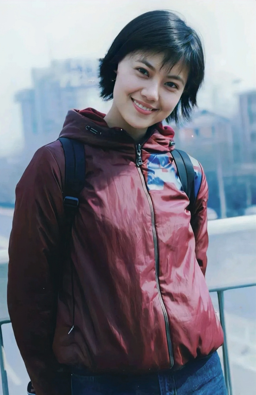 大学时期的高圆圆,宛如一朵清新绽放的花朵,带着未经世事雕琢的纯真与