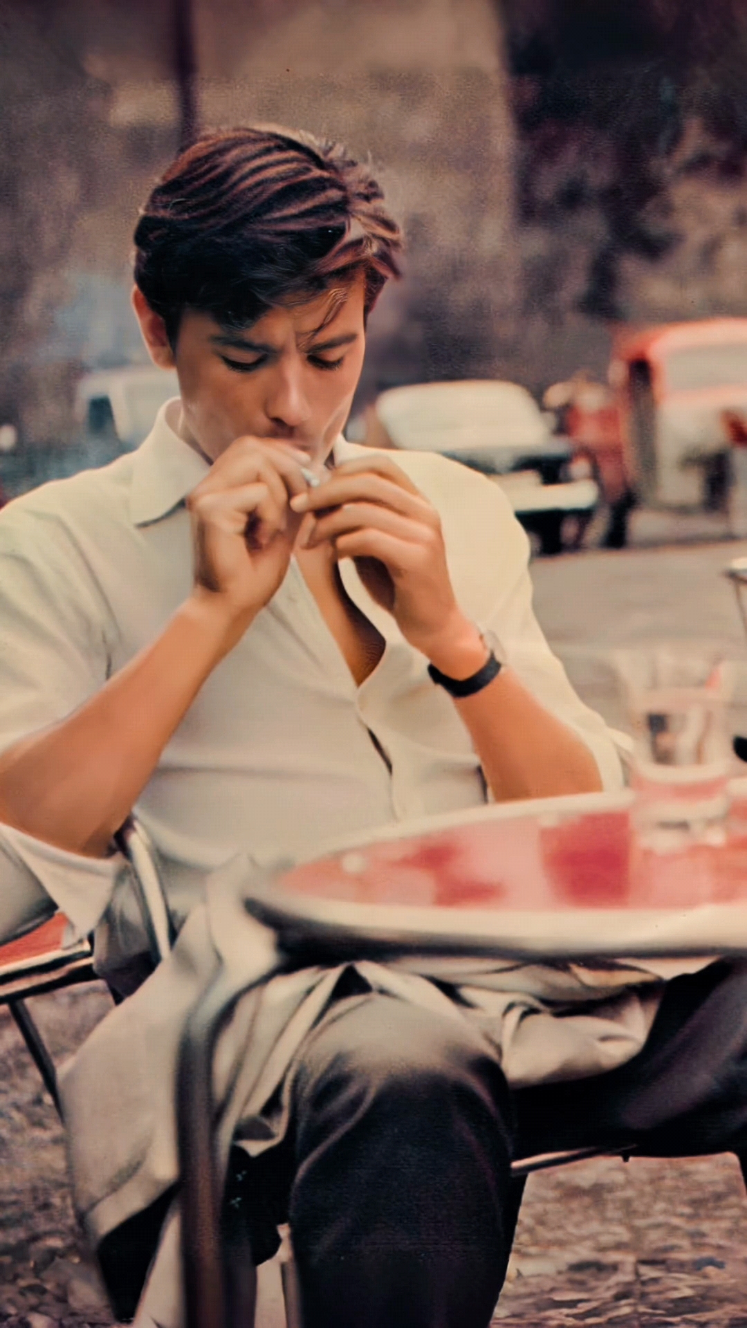 阿兰德龙拥有令人惊艳的盛世美颜,五官精致,眼睛深邃多情