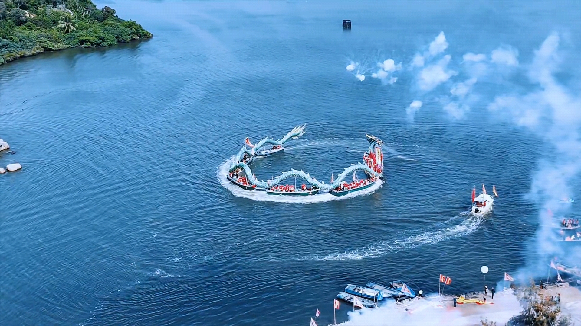 这是海南岛万宁的龙舟 ,龙头之大 ,应该是今年端午