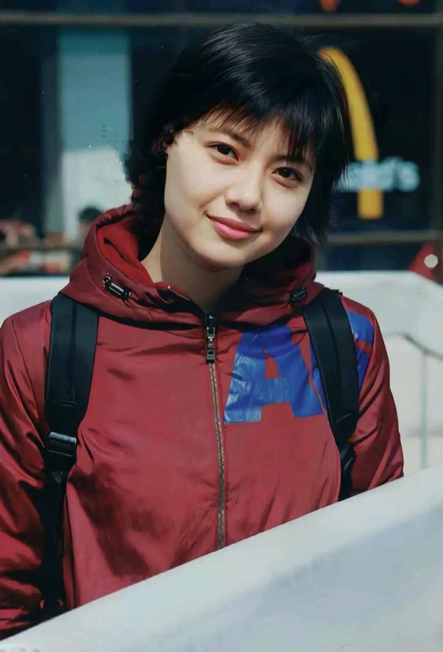 大学时期的高圆圆,宛如一朵清新绽放的花朵,带着未经世事雕琢的纯真与