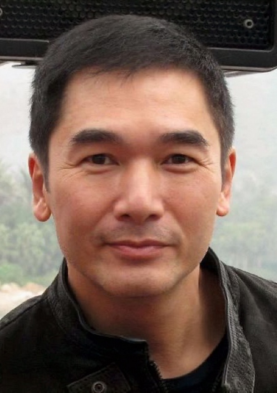 他是知名香港男演员,代表作众多,如电影《逃出珊瑚海》等,电视剧《又