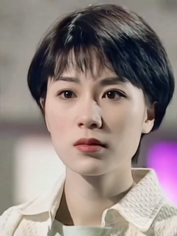 张可颐拥有着一张五官柔和的面庞,那精致的眉眼似一湾清澈的湖水,宁静