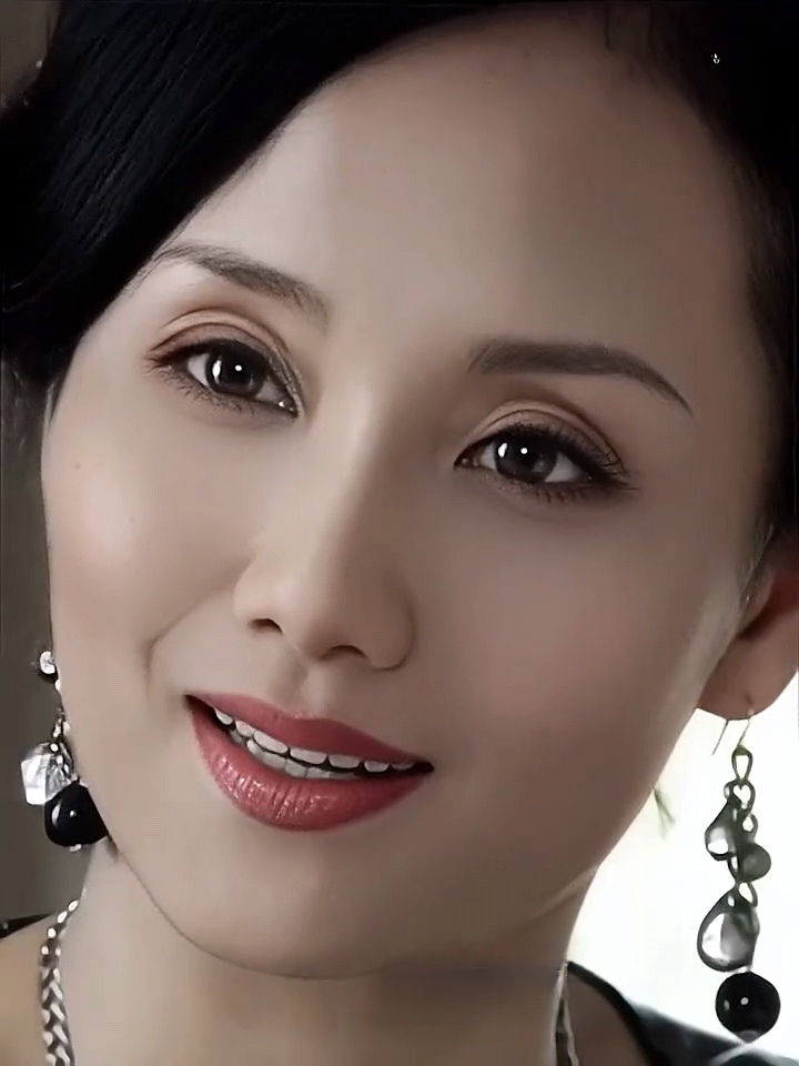 李颖,身为演员,这位拥有盛世容颜的气质女神,美若画卷,熠熠生辉