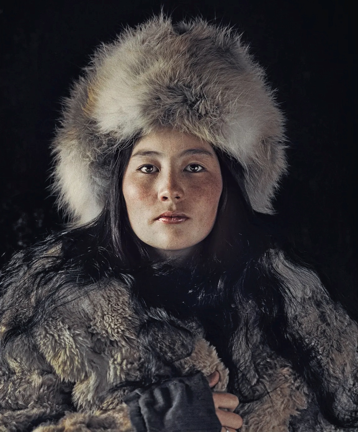 蒙古女子以其独特的审美和时尚感知,巧妙地将民族服装的经典元素与
