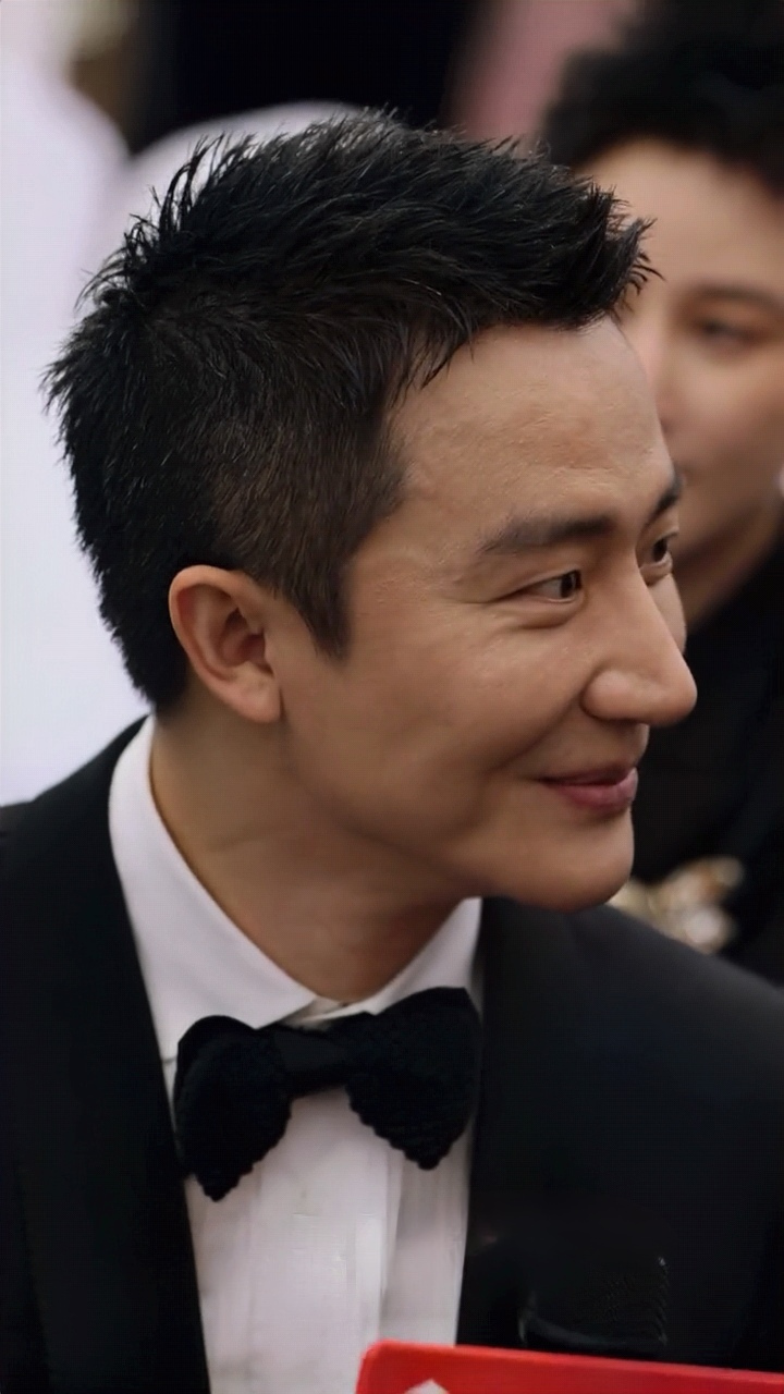 有点陈道明的影子,大部分单眼皮男星身上都有一种温润如玉的贵公子