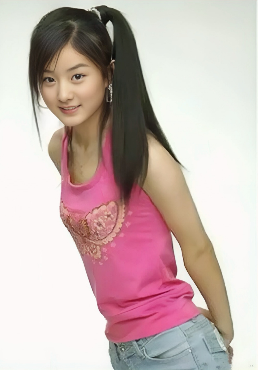 刚出道时的赵丽颖,面容青涩,眼神充满对未来的憧憬,演技虽略显稚嫩,但