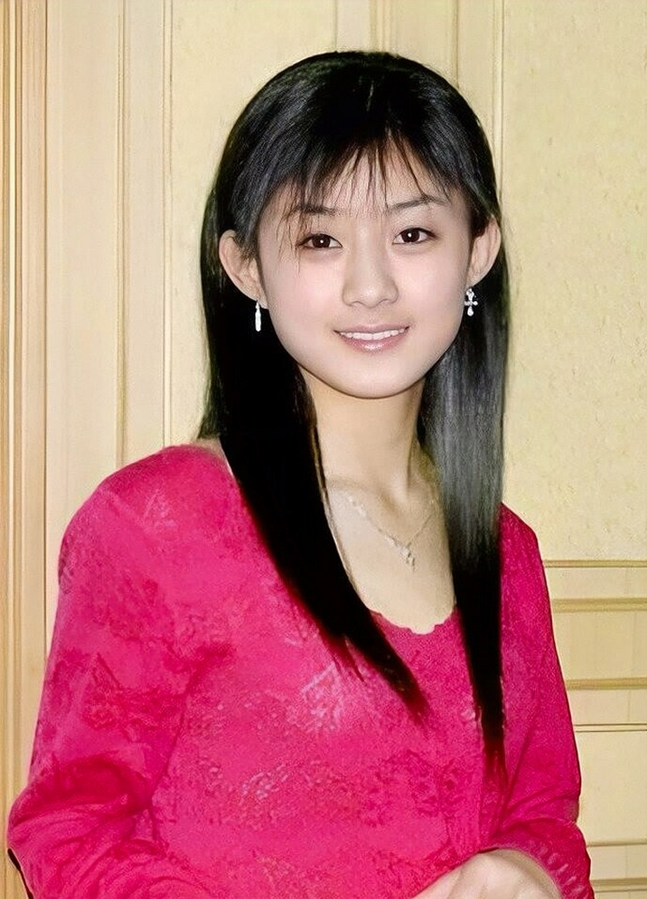 刚出道时的赵丽颖,面容青涩,眼神充满对未来的憧憬,演技虽略显稚嫩,但