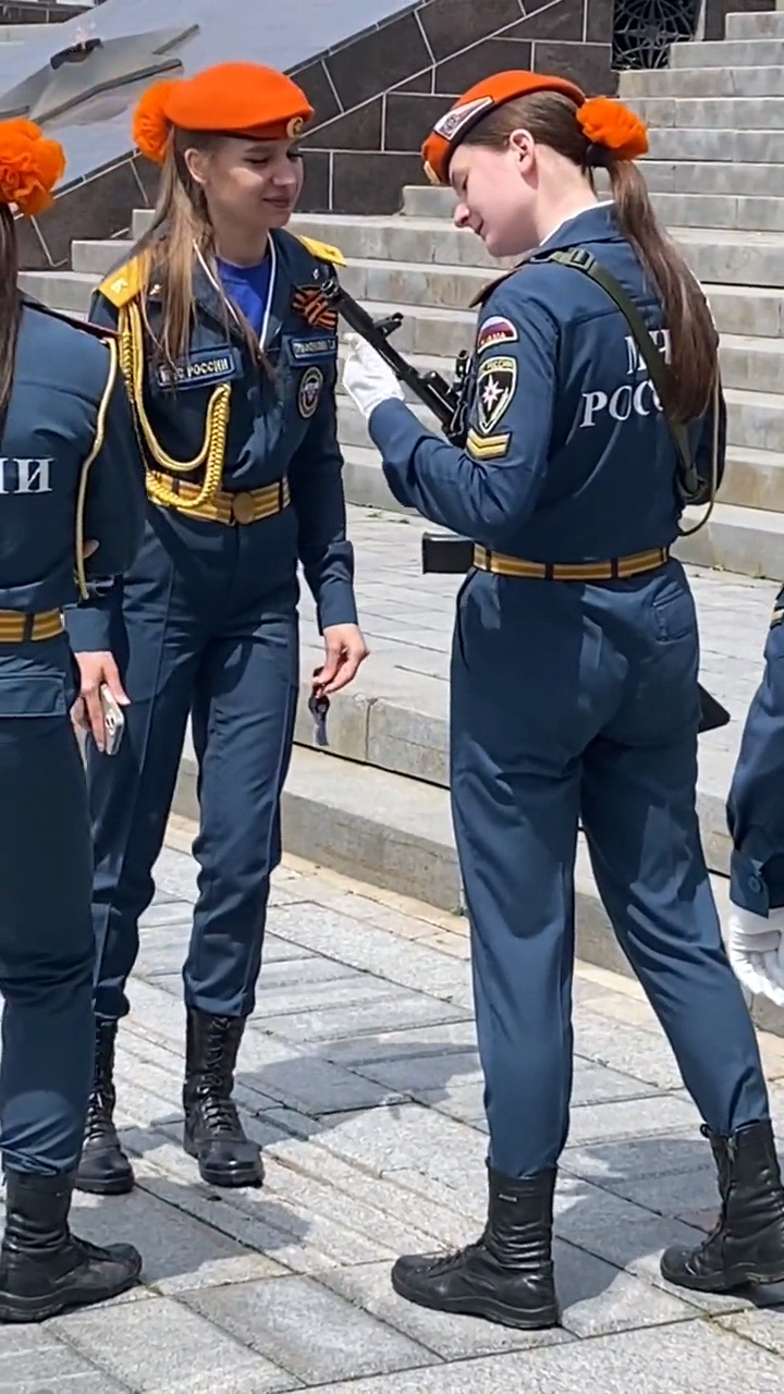 这是几个俄罗斯女兵,身姿随意地站立着,她们身着整洁的军装,将她们