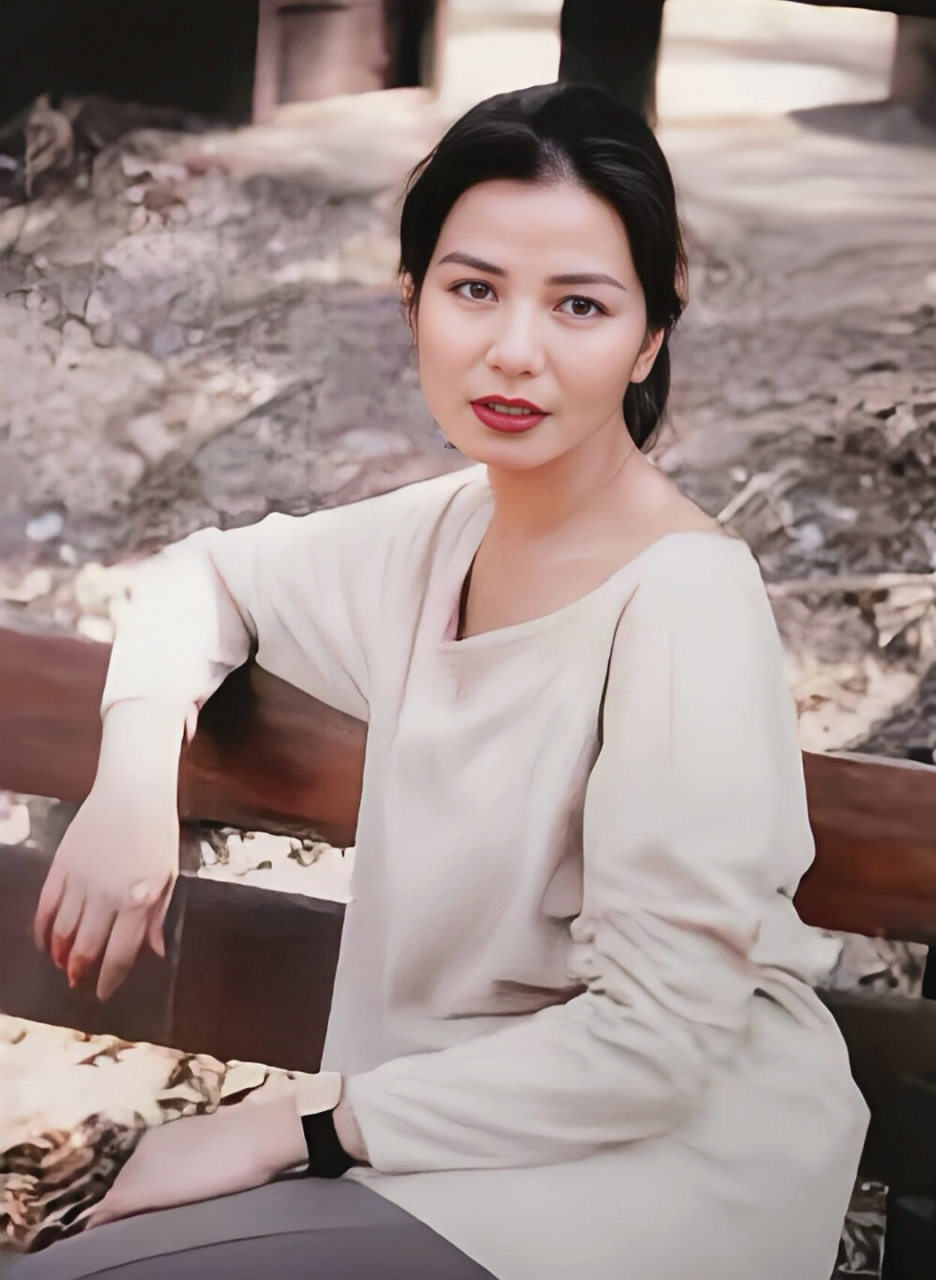 钟楚红,1960 年 2 月 16 日生于香港,祖籍广东.