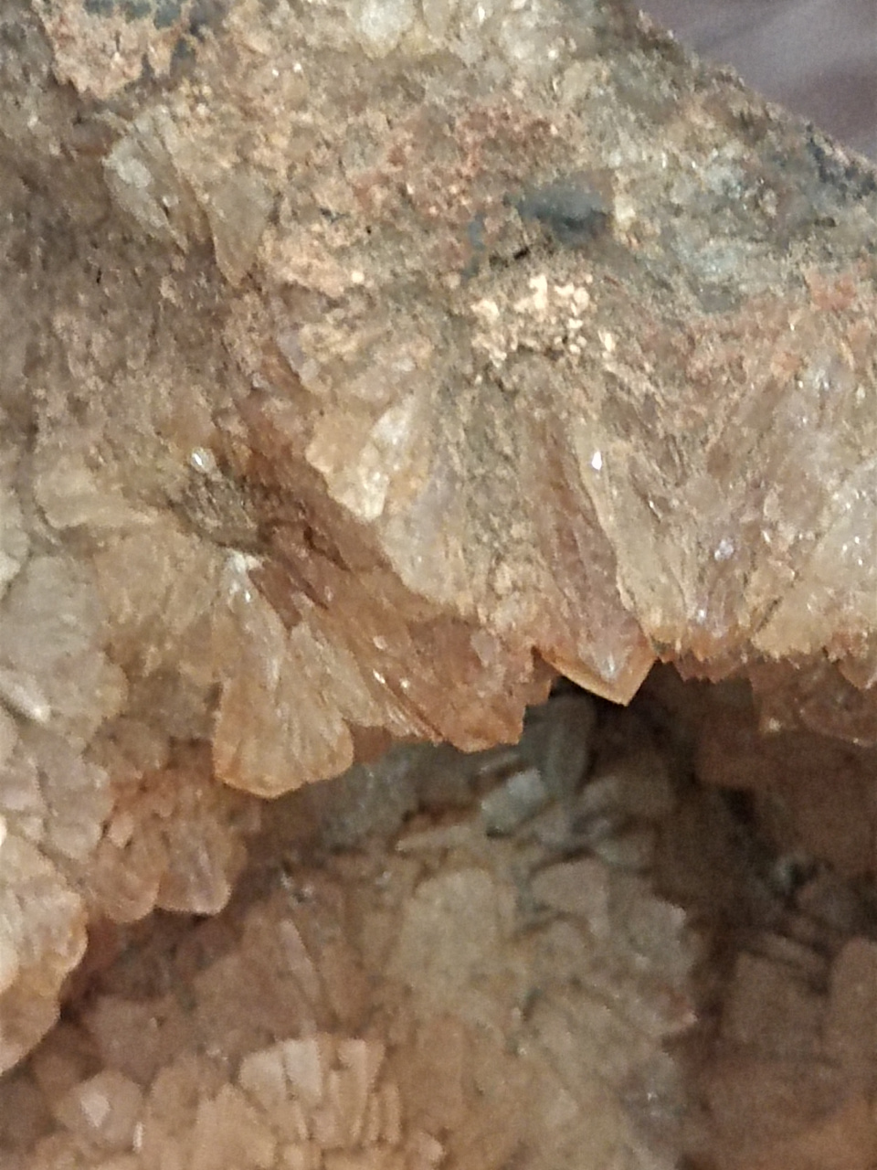 1500克水晶陨石外壳都孔有纹还变色