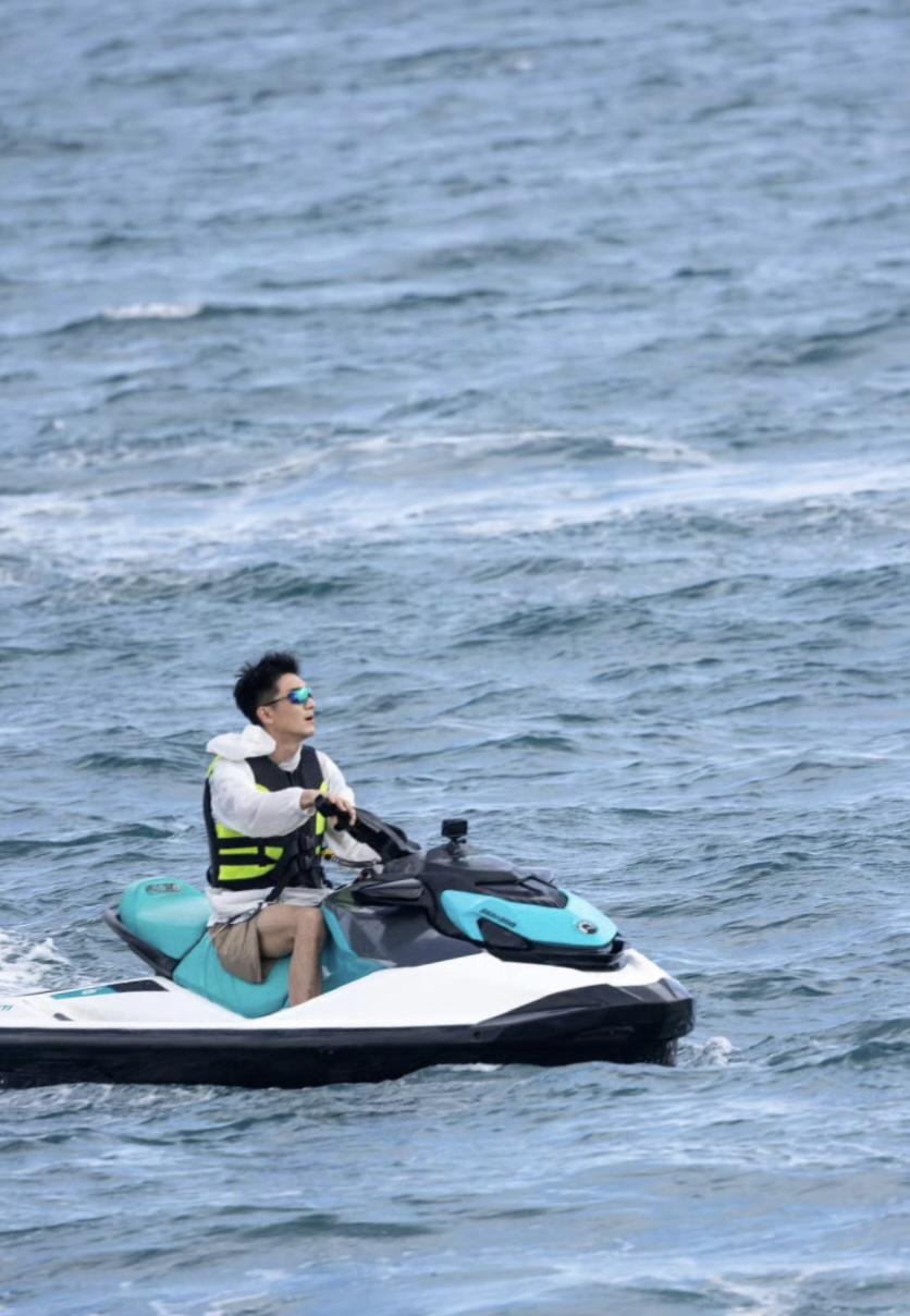 反季节营业的林更新,过着盛夏的季节,水上排球变被淋得好惨,这下变成"