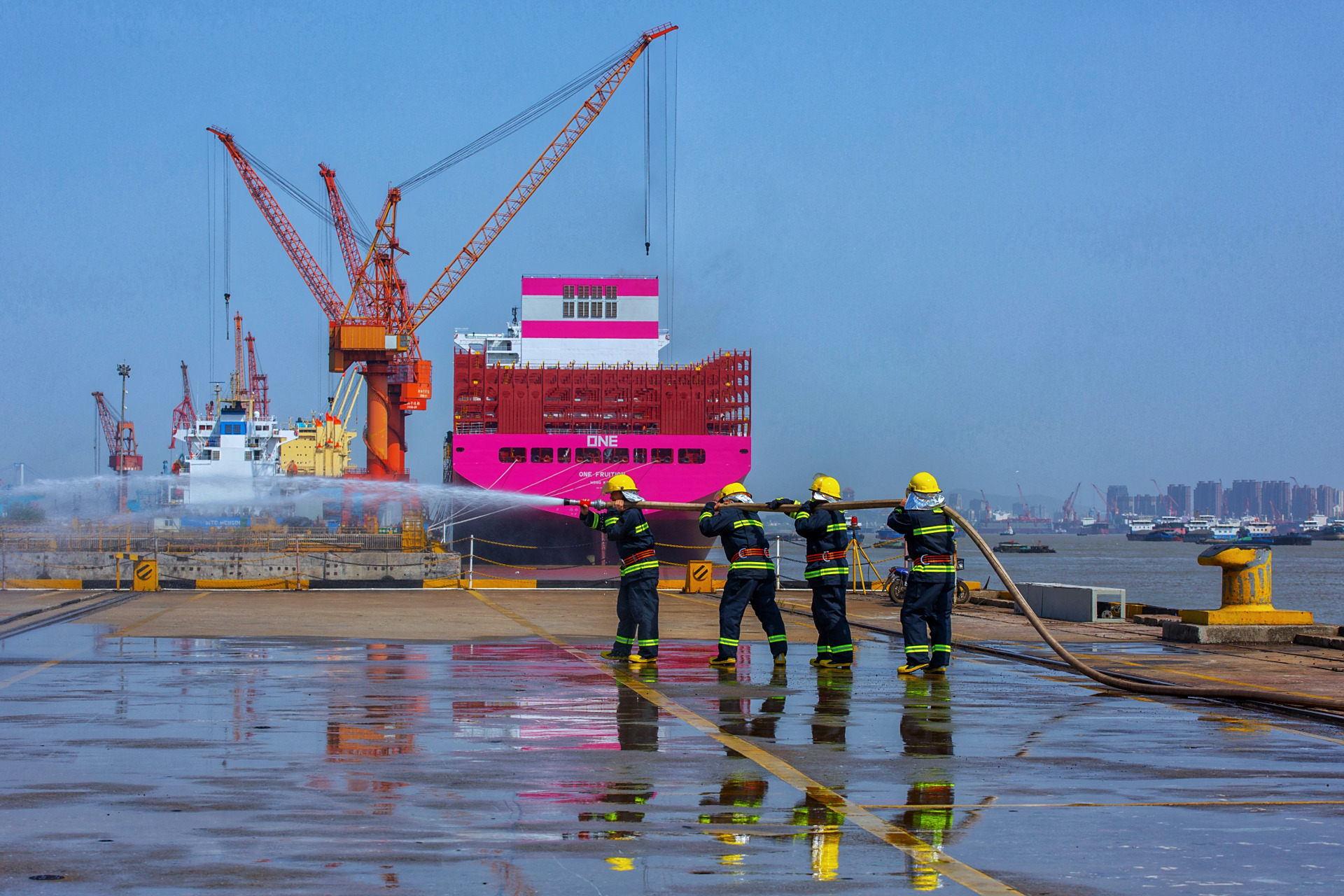 系列组照: 春风吹到扬子江 67船厂工人真伟大 67        (3)