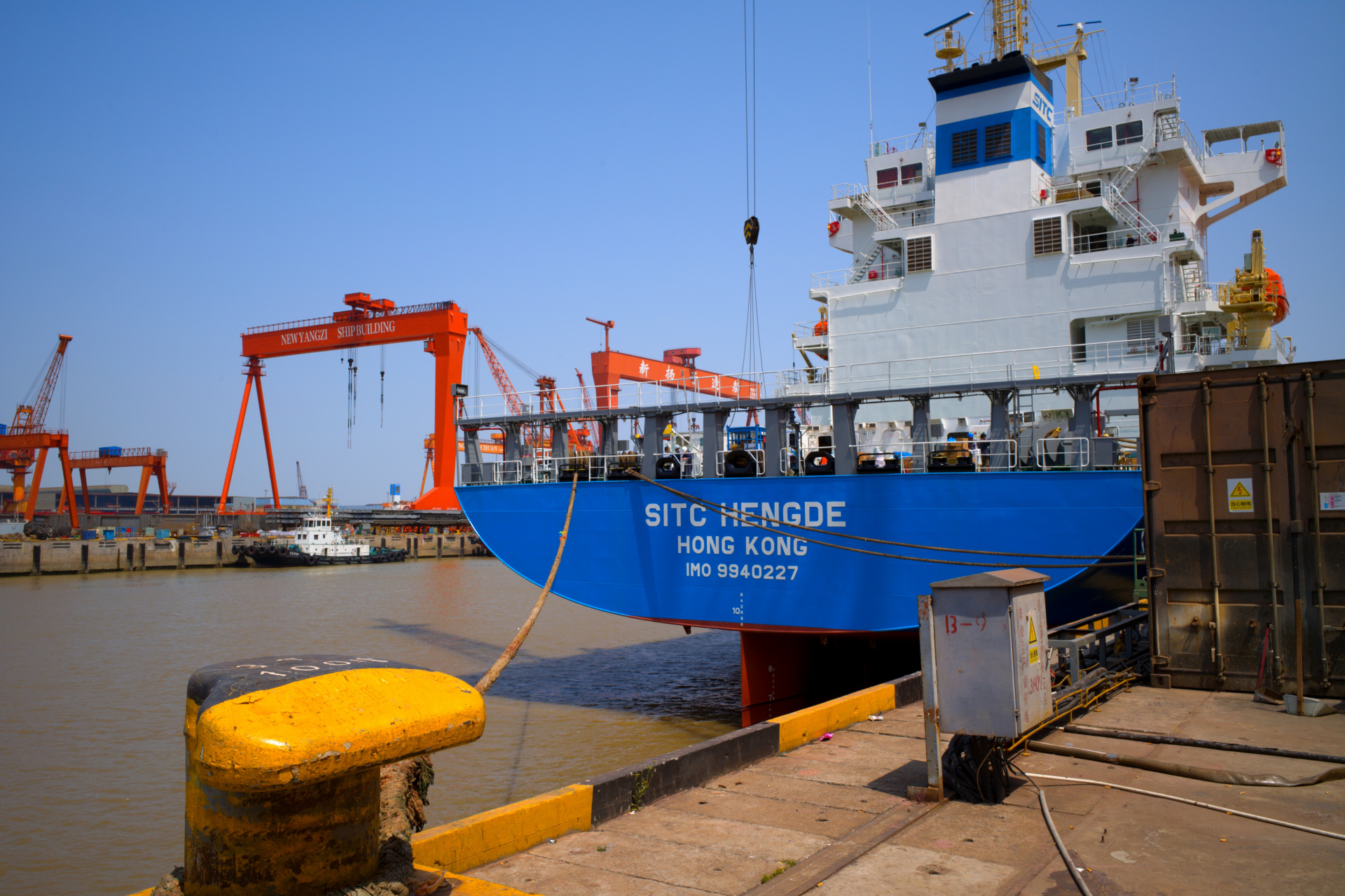奋进中的新杨子造船码头    图片摄于:江苏省江阴市靖江工业园区,长江