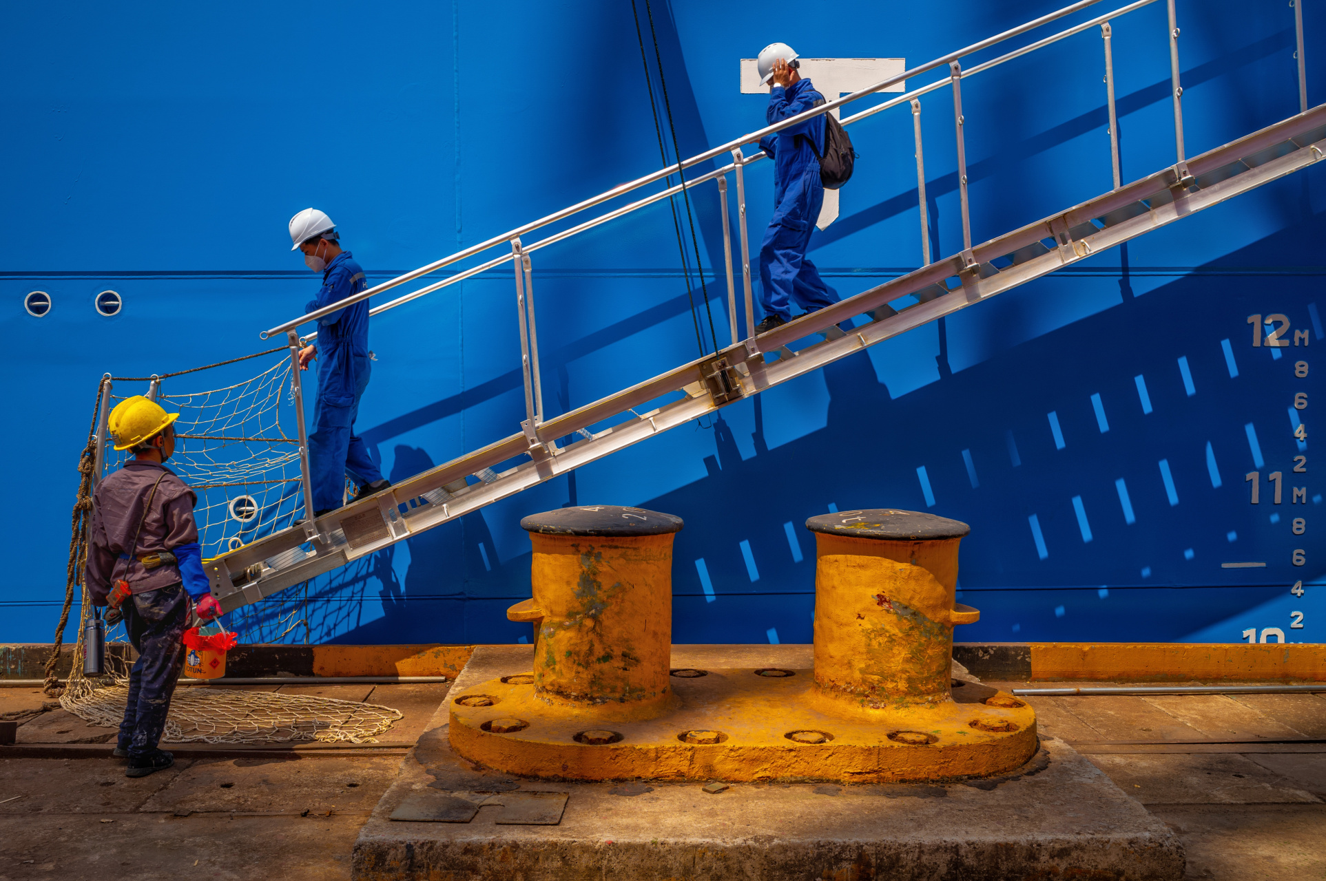 系列组照: 春风吹到扬子江 67船厂工人真伟大 67        (2)