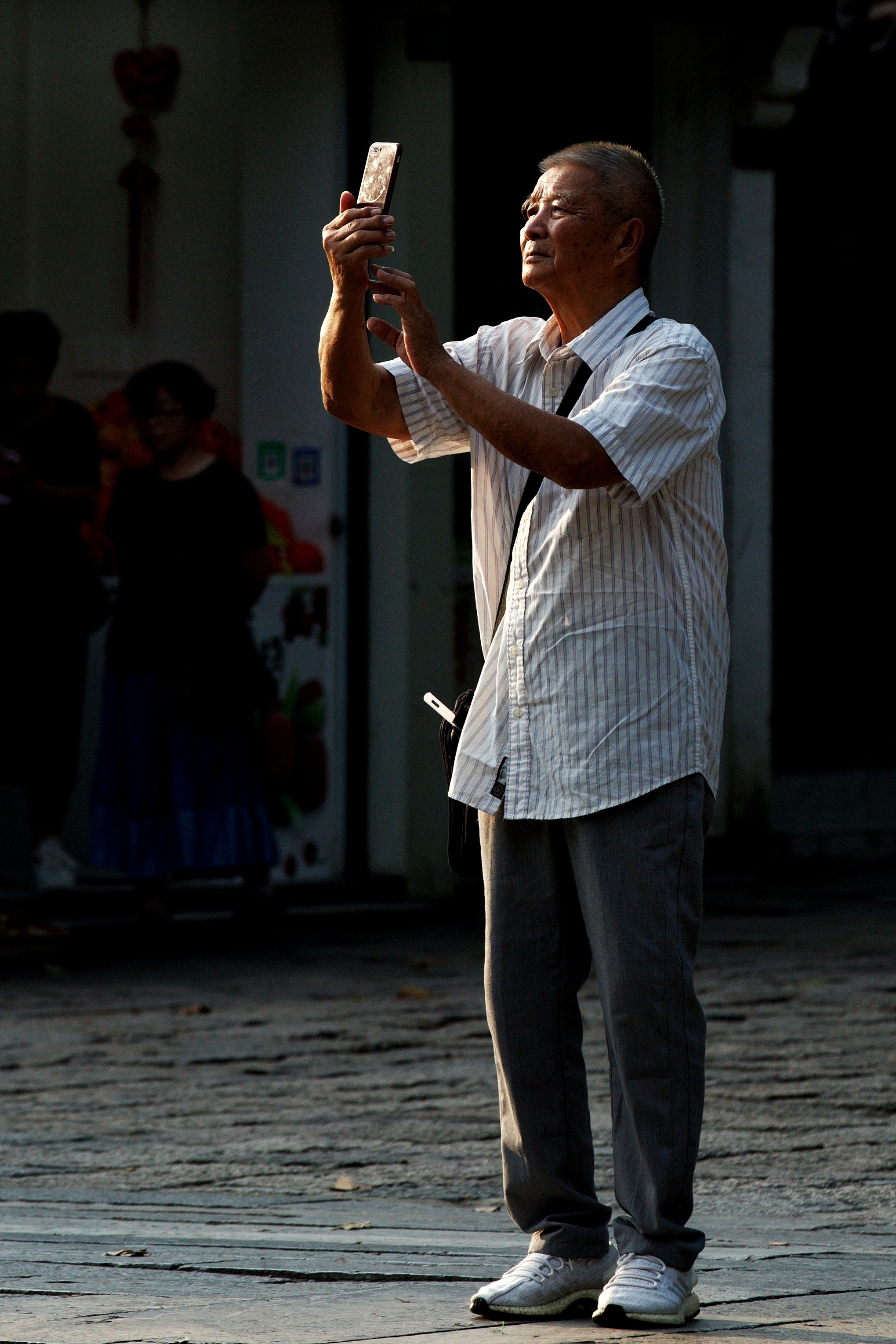 认真拍照的大爷最帅