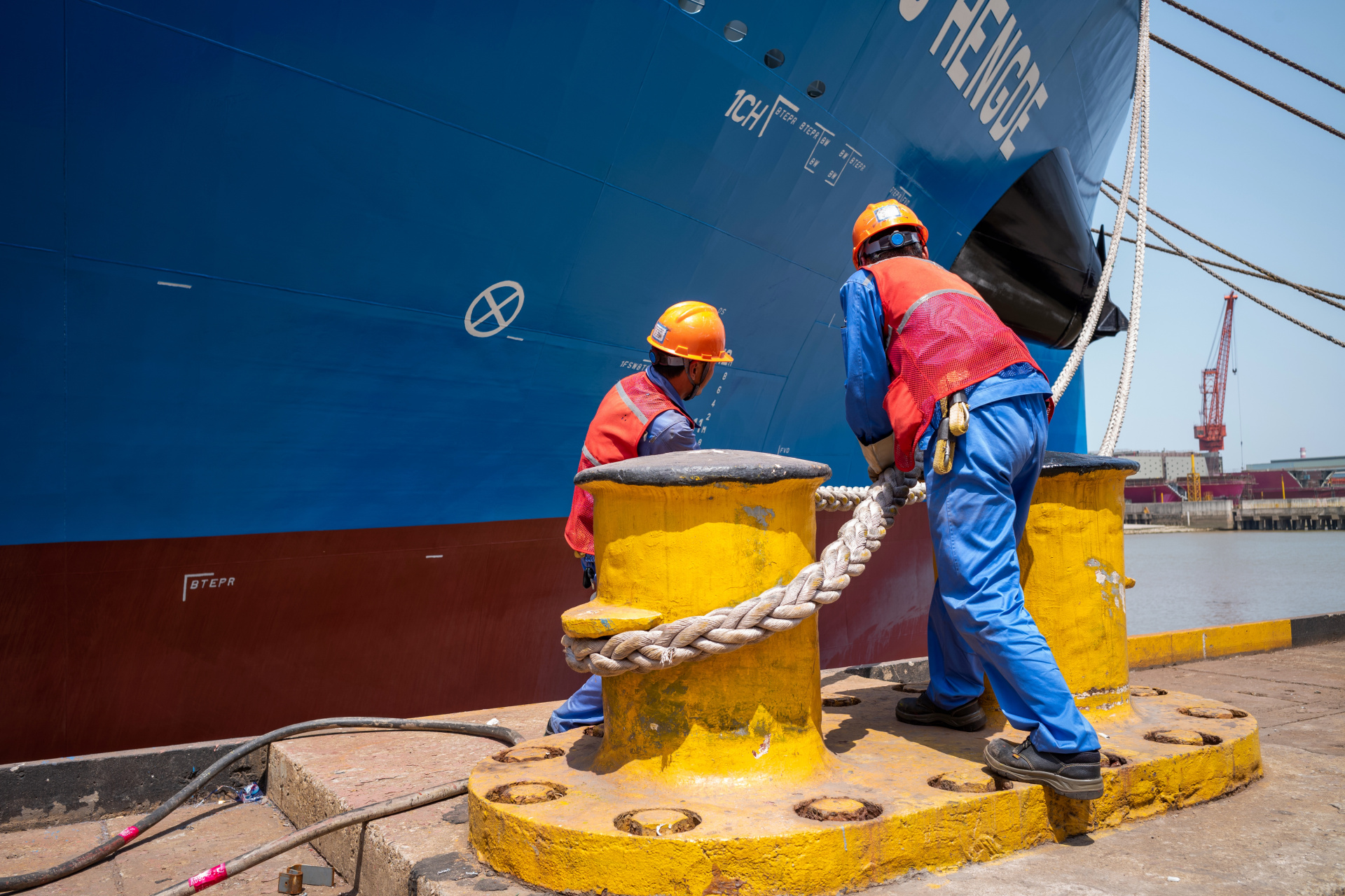 系列组照: 春风吹到扬子江 67船厂工人真伟大 67        (2)