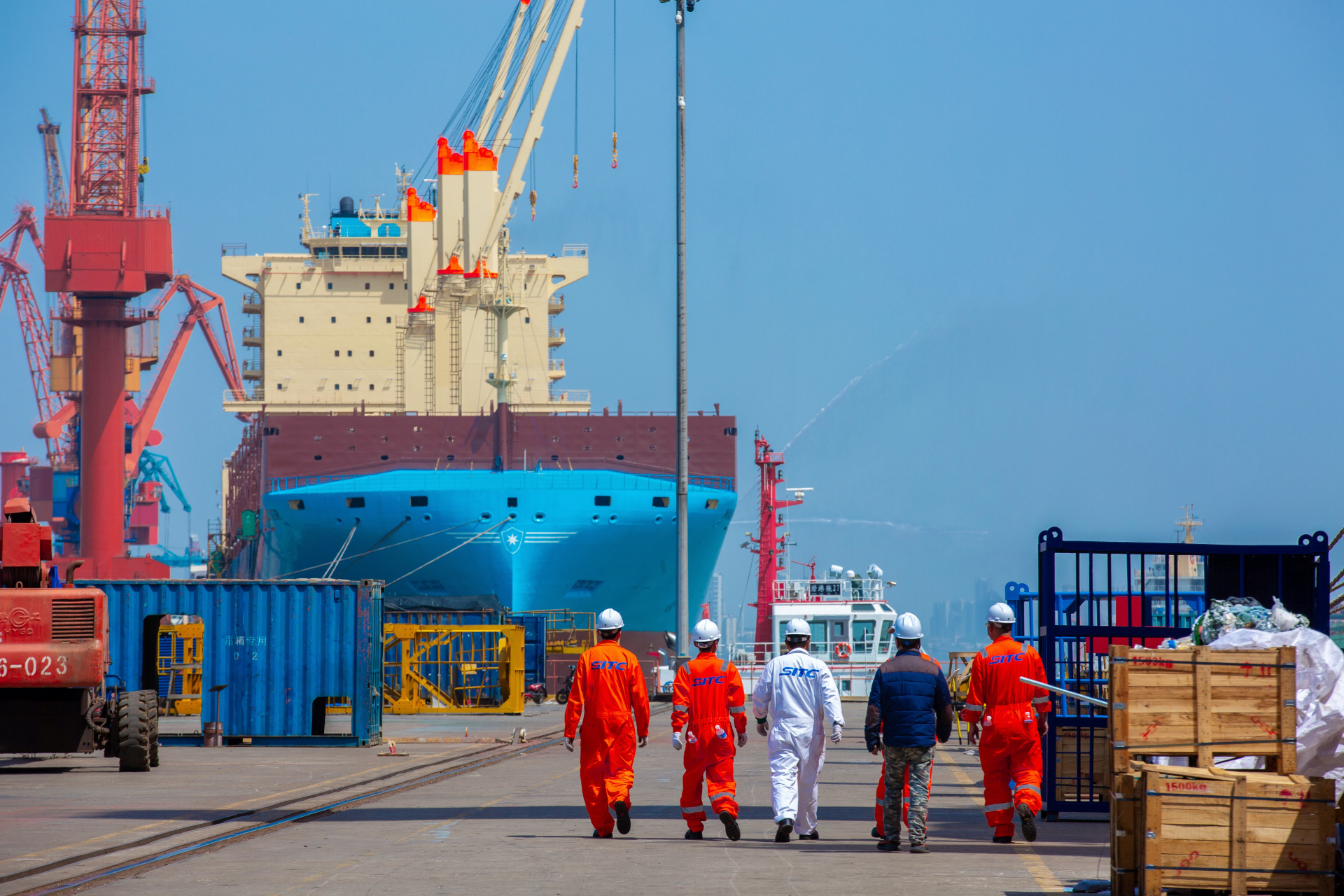 系列组照: 春风吹到扬子江 67船厂工人真伟大 67        (2)